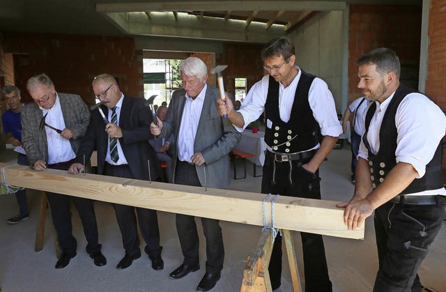 Beim alten Brauch mit dem Hammer mehr ...xel Himmelsbach sowie  Hubertus Lohrer  | Foto: CHRISTOPH BREITHAUPT