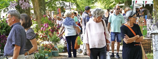 Bereits kurz nach der Erffnung schlen...Stnden auf dem Schlossgelnde umher.   | Foto: Elena Bischoff