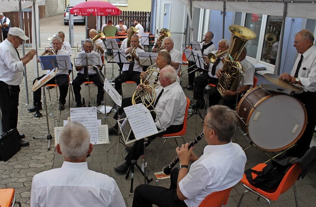 Die  Traditionskapelle des Musikverein...im bei ihrem Auftritt beim Sommerfest.  | Foto: Mario Schneberg