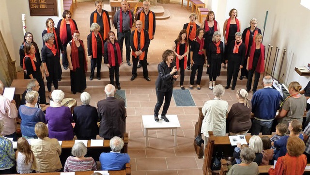 Dirigentin Susanna Stauber gelang es, ...utherkirche zum Mitsingen zu bewegen.   | Foto: Claudia Bachmann-Goronzy