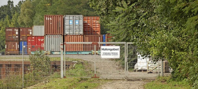 Radler haben es von der Palmrainbrcke...r: Der Uferweg ist zum Teil gesperrt.   | Foto: Frey