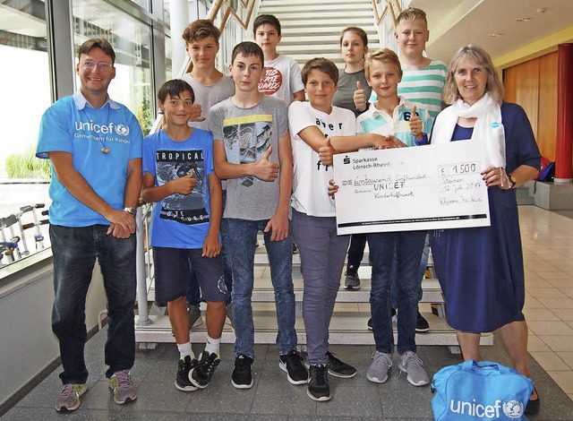 1500 Euro haben Realschler an Christine Langen als Unicef-Spende berreicht.   | Foto: Poppen