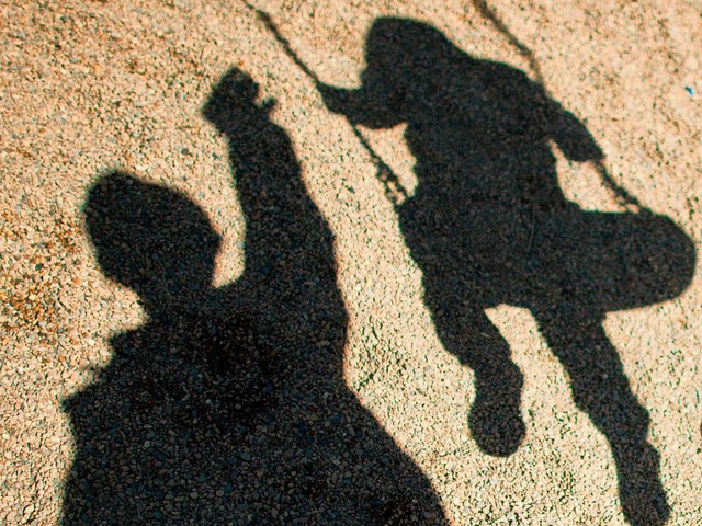 Ein Mann soll  im Freibad Neustadt mit Kindern gespielt und dann onaniert haben.  | Foto: dpa