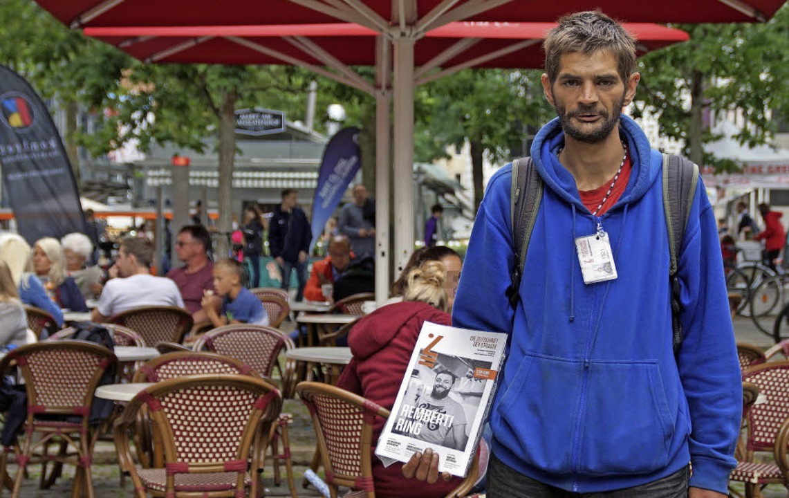 Alexander D. hat schon die erste Ausga...ewöhnlichen Straßenmagazins verkauft.   | Foto: Eckhard Stengel