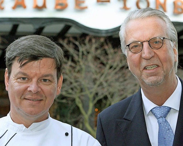 Harald Wohlfahrt (links) und Hotelier Heiner Finkbeiner  | Foto: DPA