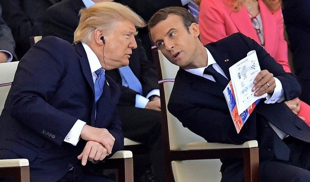 Oberbefehlshaber unter sich: Ehrengast Donald Trump (links) und Emmanuel Macron   | Foto: AFP