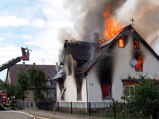 Das Feuer am vergangenen Montag hat da...us in der Rheinstrae vllig zerstrt.  | Foto: kamera24.tv