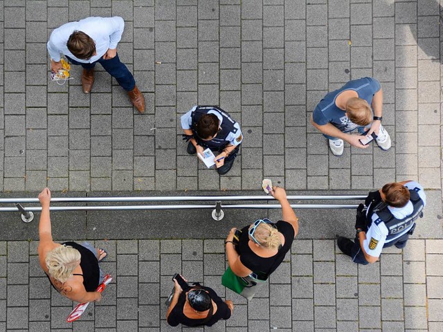 &#8222;Pltzlich gibt es da Widerstand...ykamera (links unten) ist immer dabei.  | Foto: Hannes Lauber