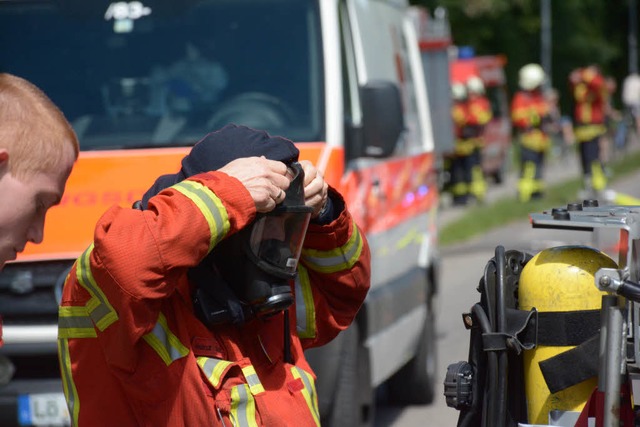 Die Feuerwehr in Weil am Rhein bekmpft einen Brand bei Remondis.  | Foto: Hannes Lauber