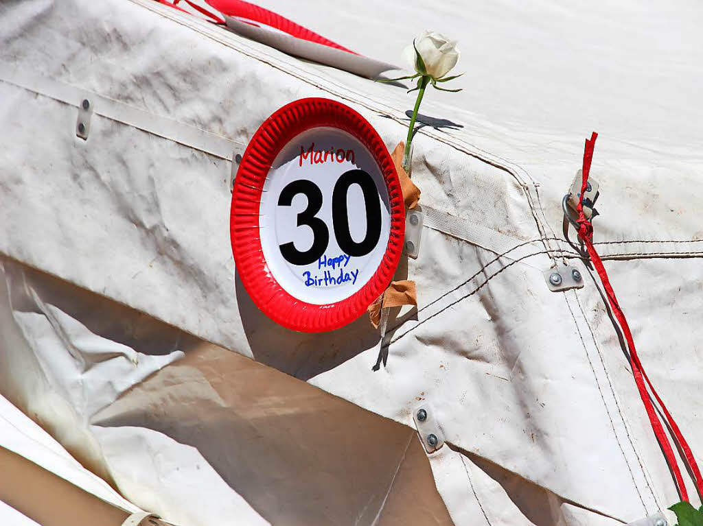 Am Rot-Kreuz-Zelt hing die Gratulation fr das Geburtstagskind des Tages.