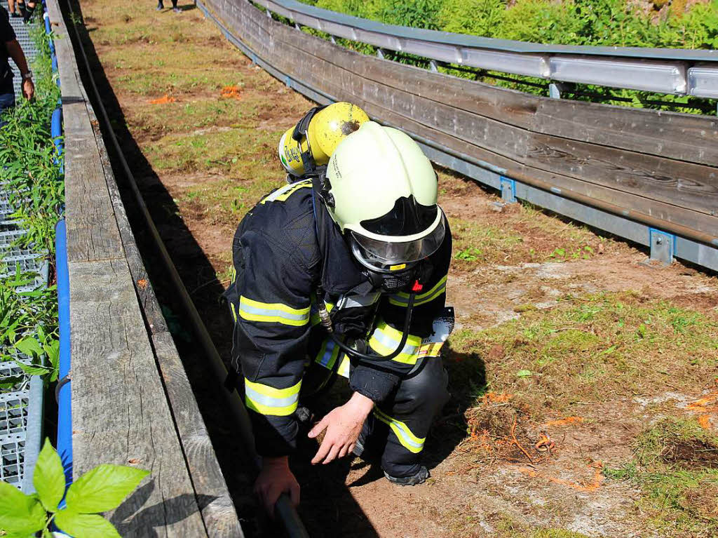 Dieser Feuerwehrmann absolvierte die 400 Meter Schanzenstrecke mit aufgezogener Atemschutzmaske.