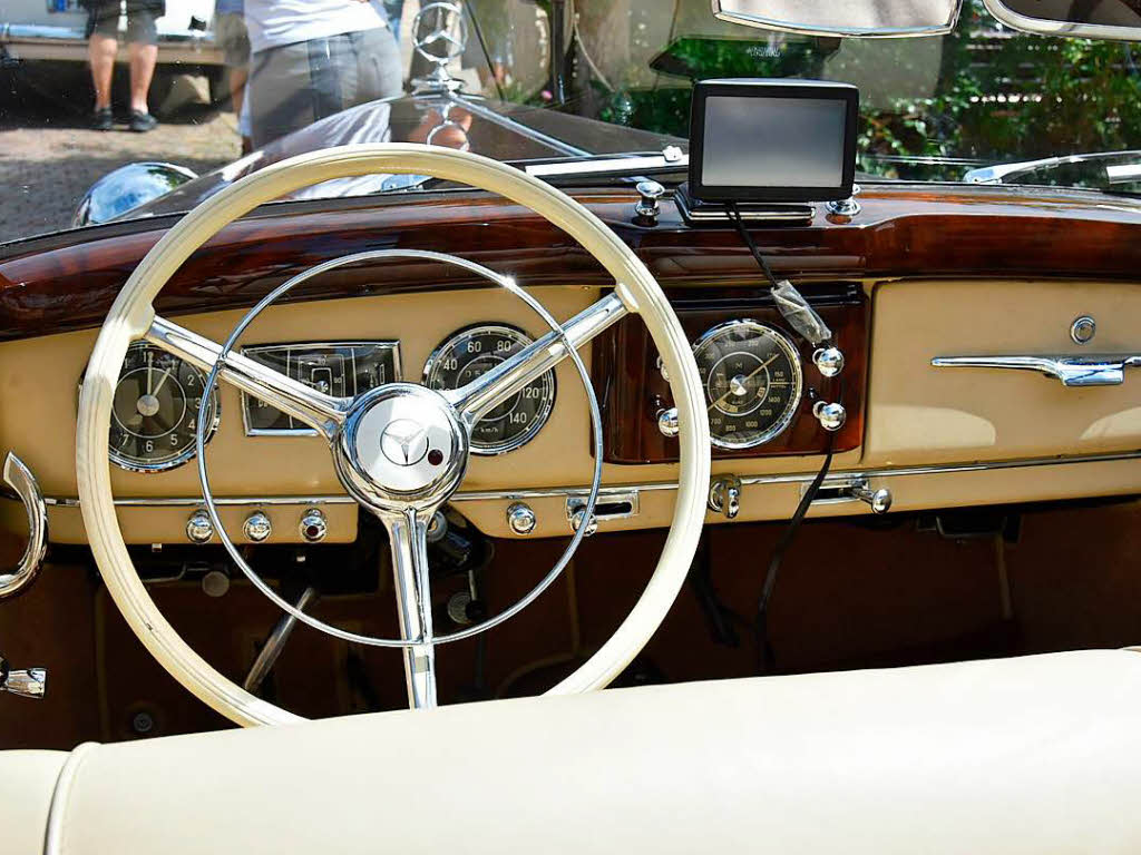 Auch Navi-Gerte sind heute keine Seltenheit mehr in einem Oldtimer. Das Auto: Ein Mercedes 170 S Caprio Baujahr 1949. Es kostete damals 16200 Mark. Ein Einfamilienhaus war damals schon fr rund 15000 Mark erhltlich.
