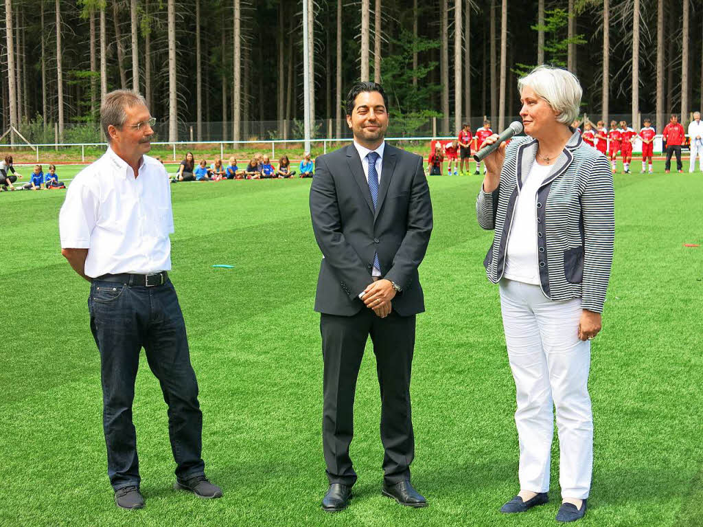 Stadioneinweihung TuS Bonndorf (von links): TuS-Vorsitzender  Norbert Plum sowie die Rektoren Sammy Wafi und Birgitta Stephan.