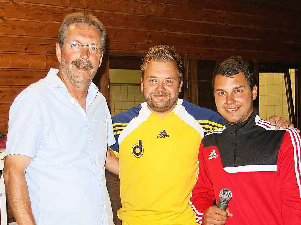 Norbert Plum und Christian Kirchsteiger gratulieren dem Mannschaftsfhrer von Testo Christoph Kessler (von links) zum Turniersieg.