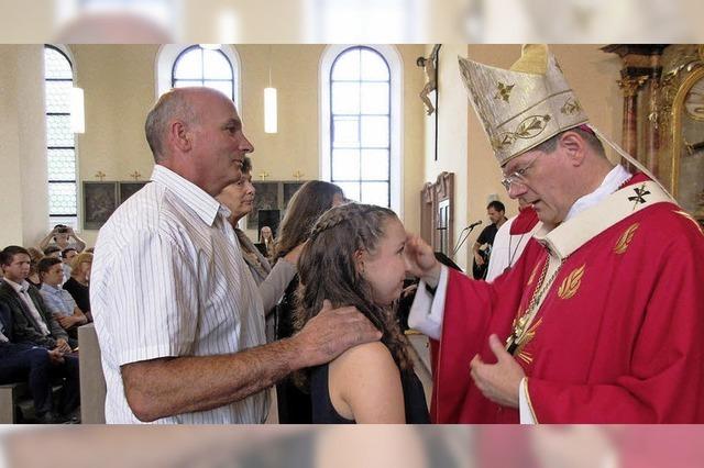 Erzbischof Stephan Burger spendet in St.Barbara die Firmung