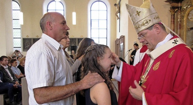 Erzbischof Stephan Burger in Nordweil beim Spenden des Firmsakramentes ....  | Foto: Reiner Merz