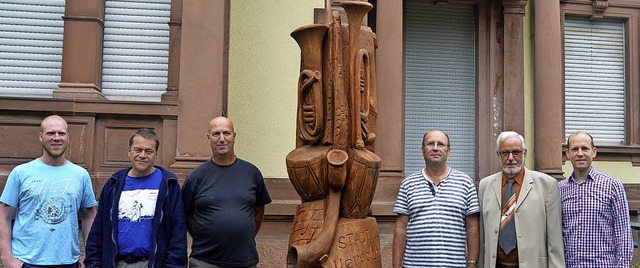 Brgermeister Ernst Schilling bergab ...orstand Thomas Arnold (3. von rechts).  | Foto: Jrg Schimanski