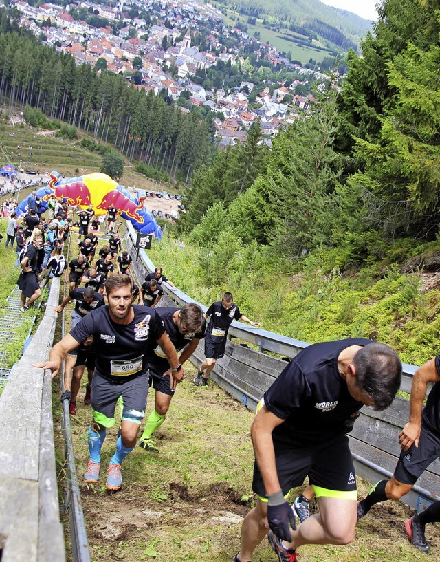 Hoch, hher bis ganz oben: Die Anstrengung steht in den Gesichtern.  | Foto: Eva Korinth