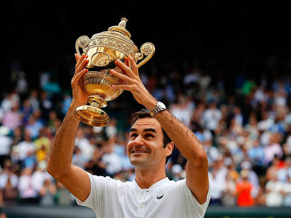 Roger Federer bei der Siegerehrung am Sonntagnachmittag.  | Foto: AFP