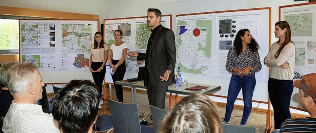 Professor Robin Ganser (Mitte stehend)...sentierten die Ergebnisse der Studie.   | Foto: Sandra Decoux-Kone