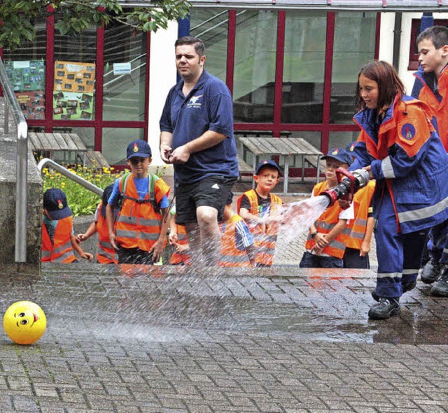 Groes Geschick war von den Jugendlich...erwehrolympiade in flingen gefordert.  | Foto: Jrn Kerckhoff