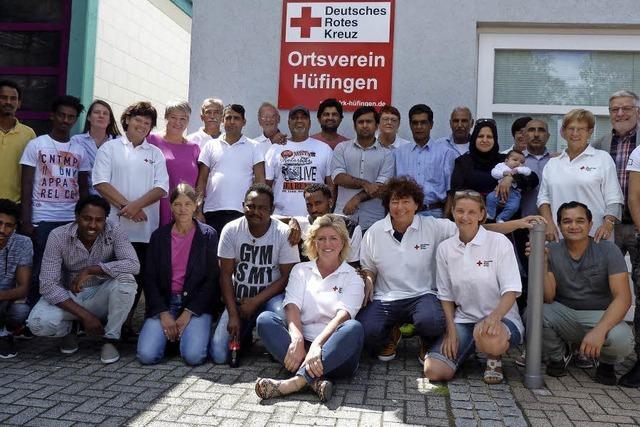 Die Helfer tragen jetzt das rote Kreuz