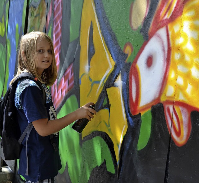 Graffiti ist fr den zehnjhrigen Juli... am liebsten  schrille Frauen-Portrts  | Foto: Karin REimold