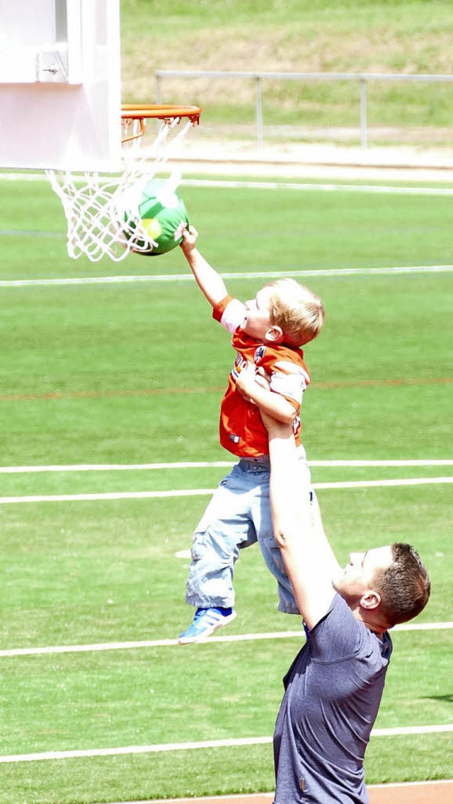 ber sich hinaus wchst dieses Kind, d... neuen Basketballnetze versenken will.  | Foto: Sebastian Barthmes