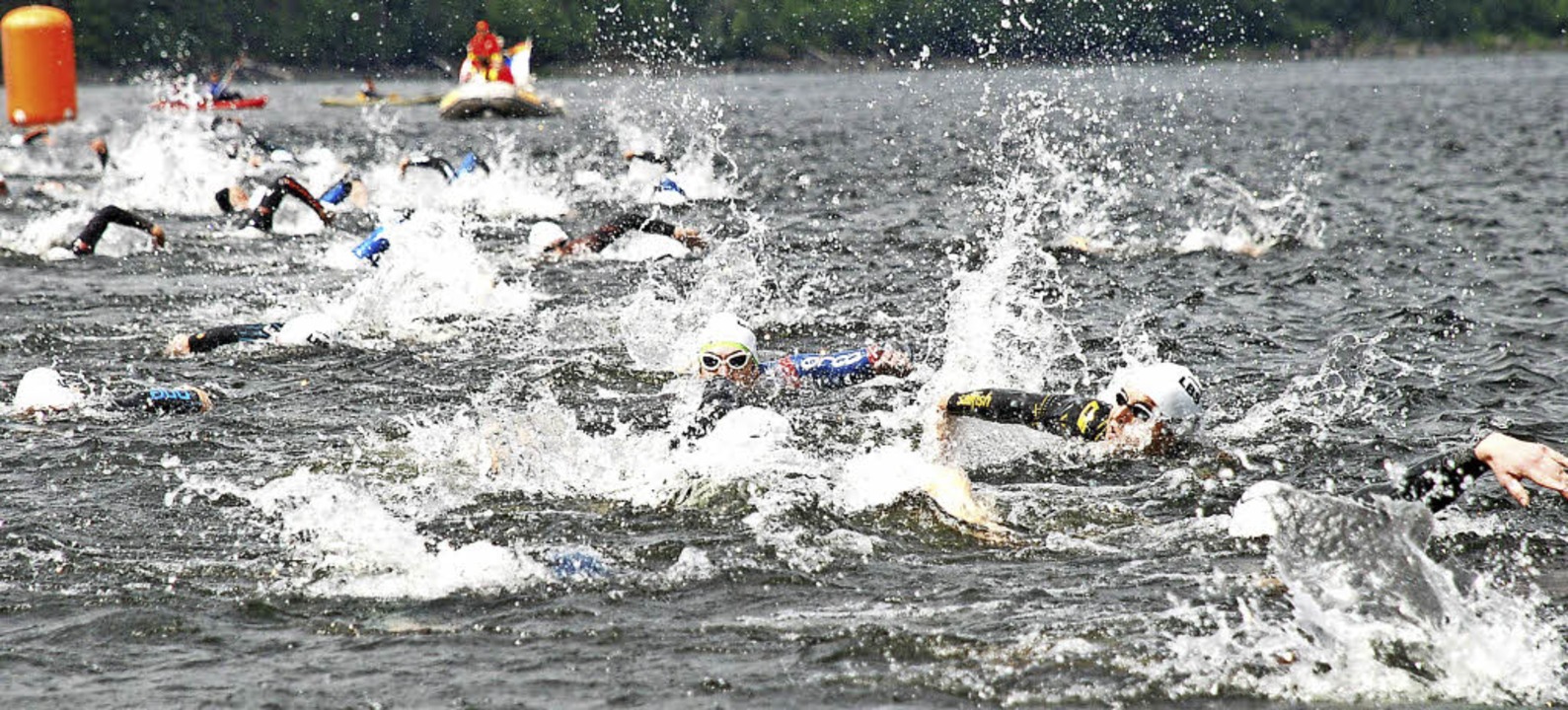 Schwimmen und orientieren lauten die A...ngen in der ersten Triathlondisziplin.  | Foto: Ruoff