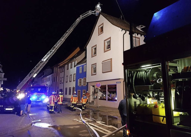 Mit Hilfe der Drehleiter bekam die Wehr den Brand schnell unter Kontrolle.  | Foto: Feuerwehr kenzingen