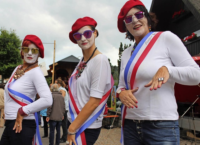 Vive la France! Diese drei Damen sind ein blau-wei-roter Blickfang   | Foto: Dieter Maurer