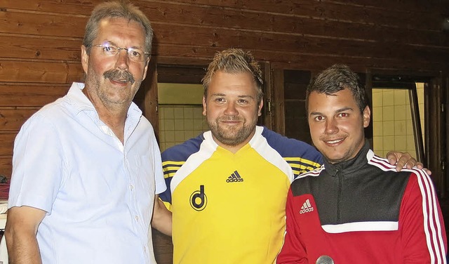 Norbert Plum und Christian Kirchsteige...Kessler  (von links)  zum Turniersieg.  | Foto: Erhard Morath