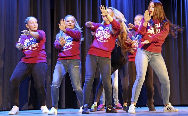 Die Mdchen der Klasse 9a der Hebelschule tanzten ber die Bhne.   | Foto: Eva Korinth