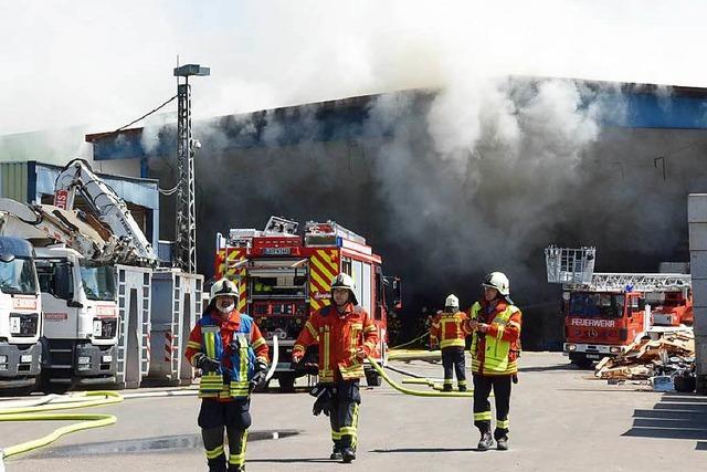 Feuerwehr lscht Brand im Lager von Remondis