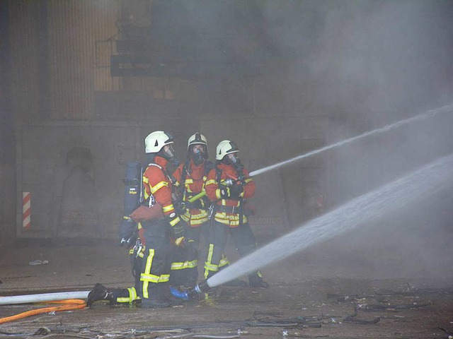 Mll ist in einer Lagerhalle der Firma...er Abteilungen und 40 Mann im Einsatz.  | Foto: Hannes Lauber