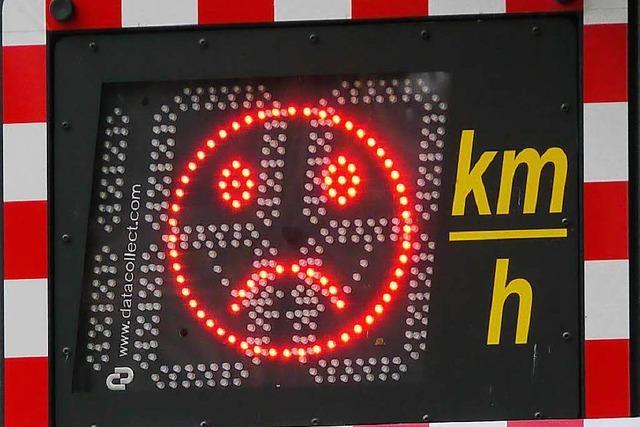 Neun Smileys warnen Autofahrer vor Temposünden