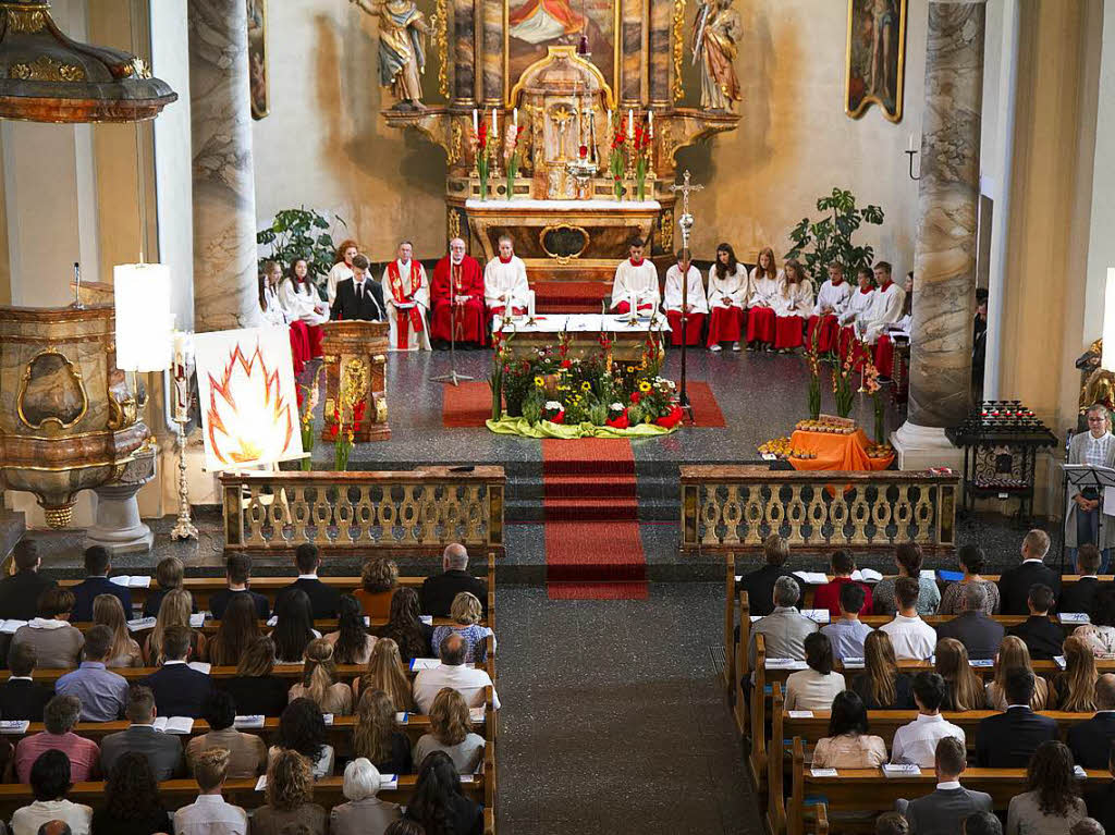 Firmung mit dem Motto „Feuer in mir“ in der Kirche St. Stephan  in Oberwinden durch Firmspender Monsignore  Bernd Kaut.