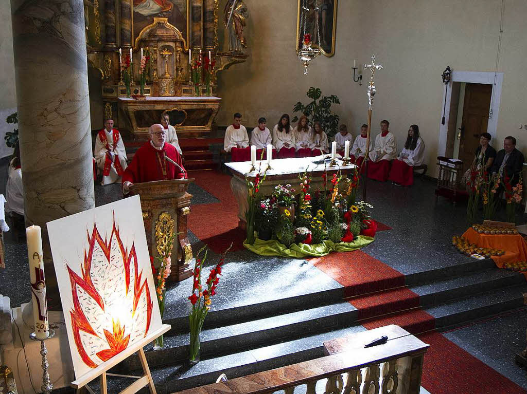 Firmung mit dem Motto „Feuer in mir“ in der Kirche St. Stephan  in Oberwinden durch Firmspender Monsignore  Bernd Kaut.