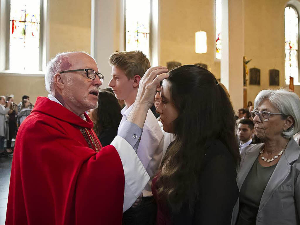 Firmung mit dem Motto „Feuer in mir“ in der Kirche St. Stephan  in Oberwinden durch Firmspender Monsignore  Bernd Kaut.