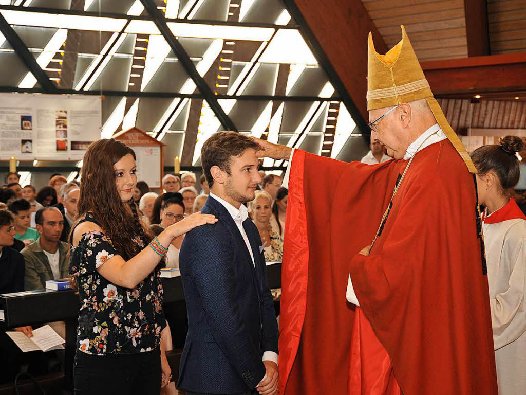 In der Kirche St. Georg in Bleibach spendete der ehemalige Bischof Robert Zollitsch das Sakrament der Firmung.