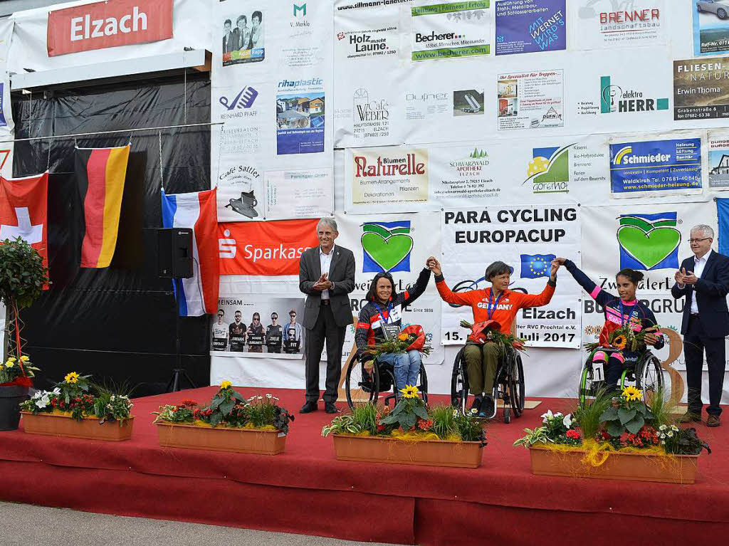 Siegerehrung im Handbike-Zeitfahren der Damen: 2. Sandra Graf (SUI), 1. Dorothee Vieth (GER), 3. Carmen Koedood (NL), flankiert von Karl-Heinz Schill und RVC-Chef Klaus Holzer