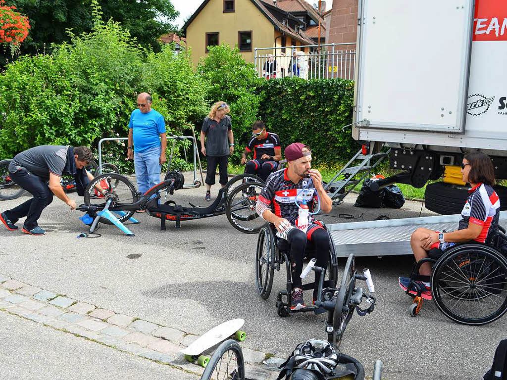 Vorbereitung aufs Handbike-Rennen beim Team aus der Schweiz, das mit einem Truck angereist war