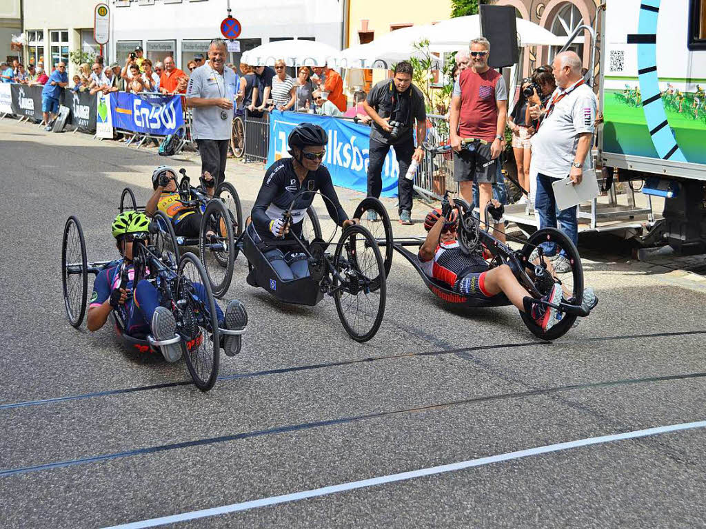 Die Handbikerinnen - bald lste sich der Positionskampf zu Beginn auf und zwei zogen weg.