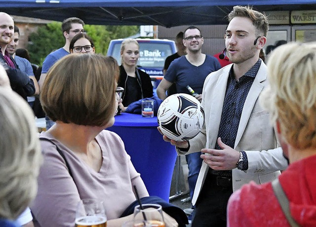 Kevin Weber preist einen Fuball mit O...r Volksbank kamen 7000 Euro zusammen.   | Foto: Wolfgang Knstle