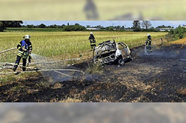 Brennender Kleinwagen setzt auch Feld in Brand