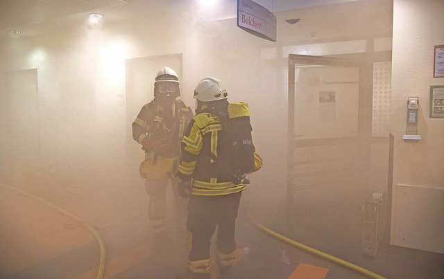 Whrend sich Feuerwehrkrfte von auen...ehr fr die Zukunft modifiziert wurde.  | Foto: Volker Mnch