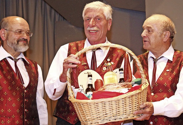 Alfred Schnekenburger mit den beiden V... (rechts) und Reinhold Meder (links).   | Foto: Gert Brichta
