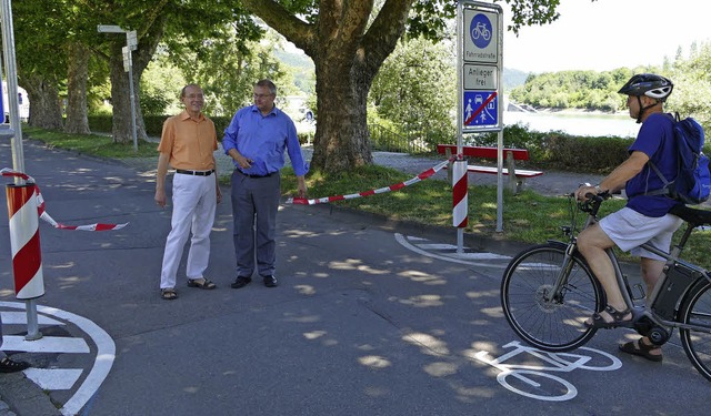 Pfarrer Winfried Oelschlegel (links), ...geben den Weg frei fr Zweiradfahrer.   | Foto: david rutschmann