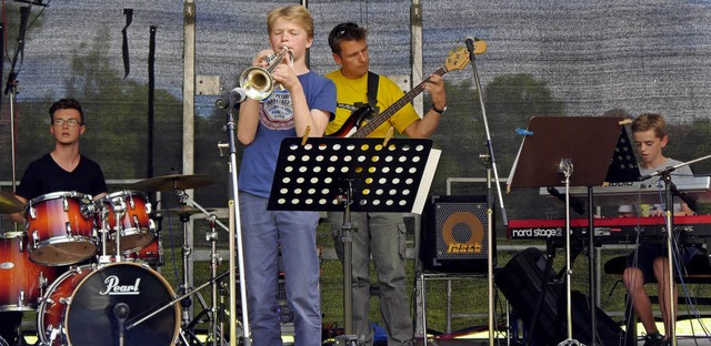 Justus Kretschmer an der Trompete ist ganz versunken in sein Spiel.   | Foto: Heidi Ast