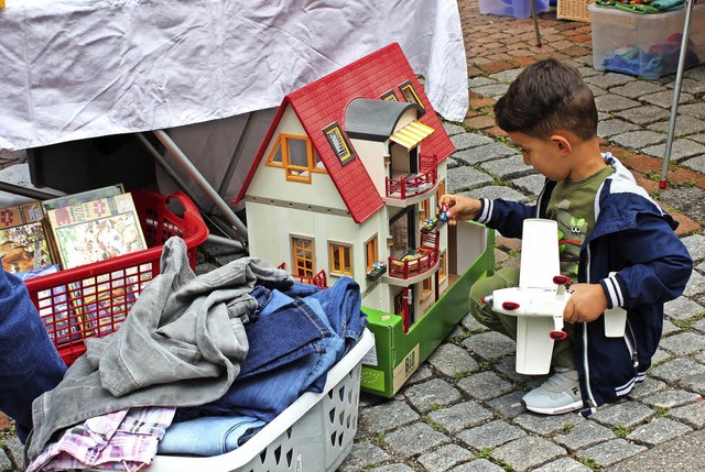 Reges Treiben herrschte beim Flohmarkt... gab es fr Jung und Alt zu entdecken.  | Foto: Christa Maier